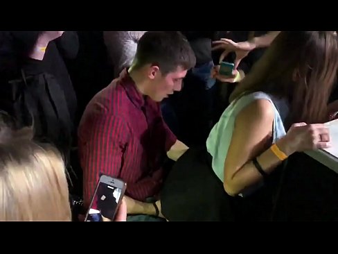 ❤️ Ubulili bangempela ku-nightclub yaseRussia. Intombazane yaseRussia eneminyaka engu-18 ubudala ingene endunu nasesithweni sangasese e-nightclub Izocansi ezinhle ku-porn zu.pornplaybb.ru ❌️